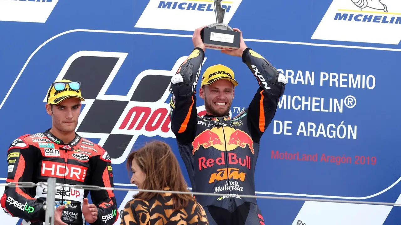 El sudafricano Brad Binder (Red Bull KTM Ajo), celebra en el podio tras quedar primero en la carrera de Moto2 del Gran Premio de Arag&oacute;n. EFE/Javier Cebollada