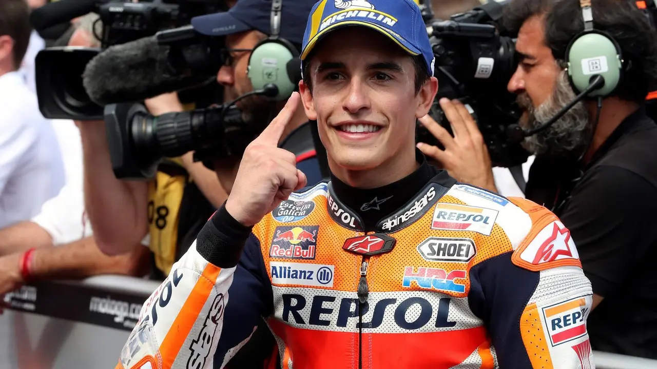 El espa&ntilde;ol Marc M&aacute;rquez (Repsol Honda), celebra tras finalizar primero en la carrera de MotoGP del Gran Premio de Arag&oacute;n que se disputa en el circuito Motorland de Alca&ntilde;iz. | Foto: EFE/Javier Cebollada