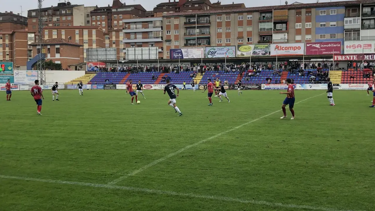 Derbi turolense en Pinilla, donde los locales han marcado cuatro goles en la porter&iacute;a del Calamocha. |Foto: Raquel S&aacute;nchez