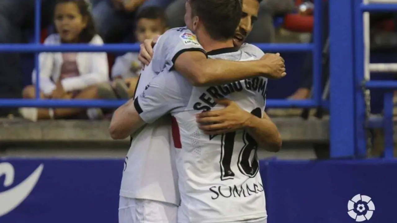 Juan Carlos y Sergio G&oacute;mez se funden en un abrazo tras el gol del Huesca contra el Extremadura. Foto: LFP