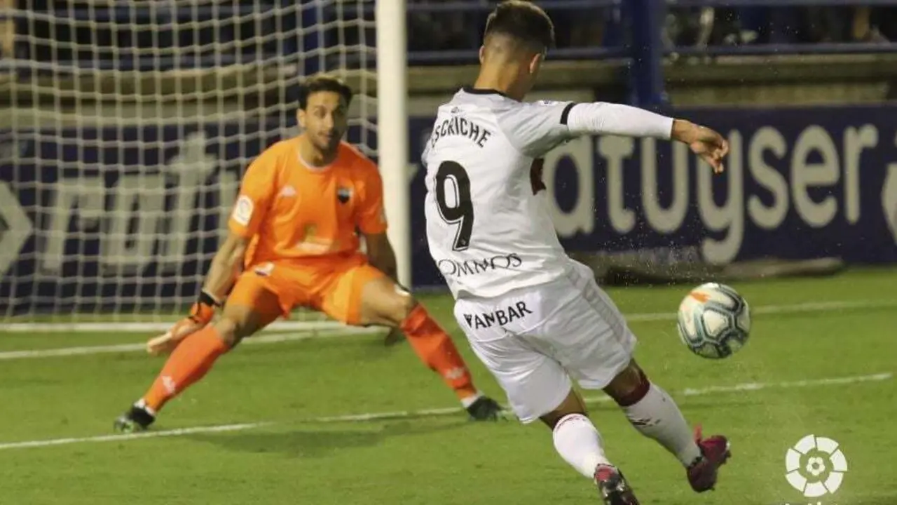 Escriche, en la acci&oacute;n en la que pudo hacer el 0-2 en el Huesca-Extremadura. Foto: LFP
