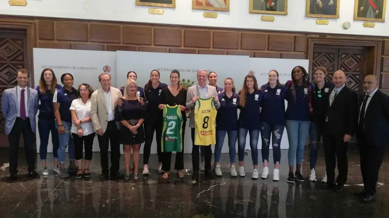 Las jugadoras del Mann Filter Casablanca visitan el Ayuntamiento de Zaragoza | Vanesa Aso