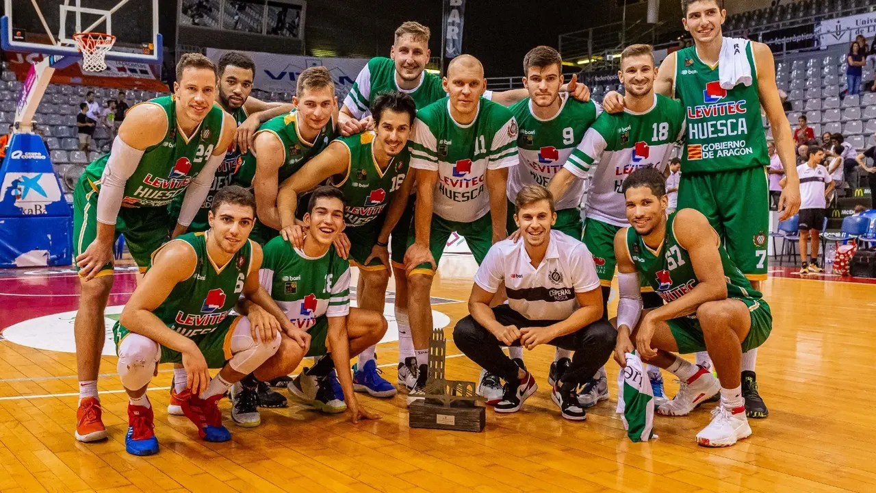 Levitec Huesca con el trofeo conseguido en L&eacute;rida | Foto: Pol Puertas (TW: @polpuertas_ | IG: pol_puertas)