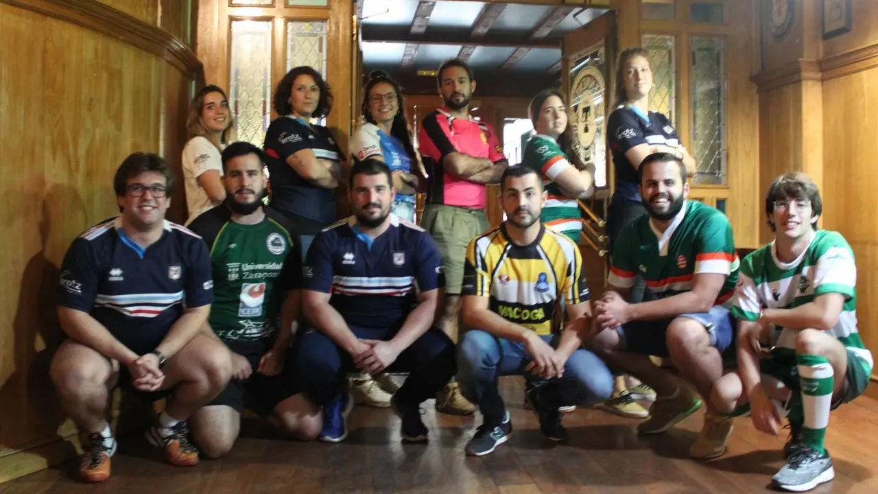 Fotograf&iacute;a de familia de los capitanes y capitanas de los equipos de rugby senior de Arag&oacute;n. Foto: Archivo FAR