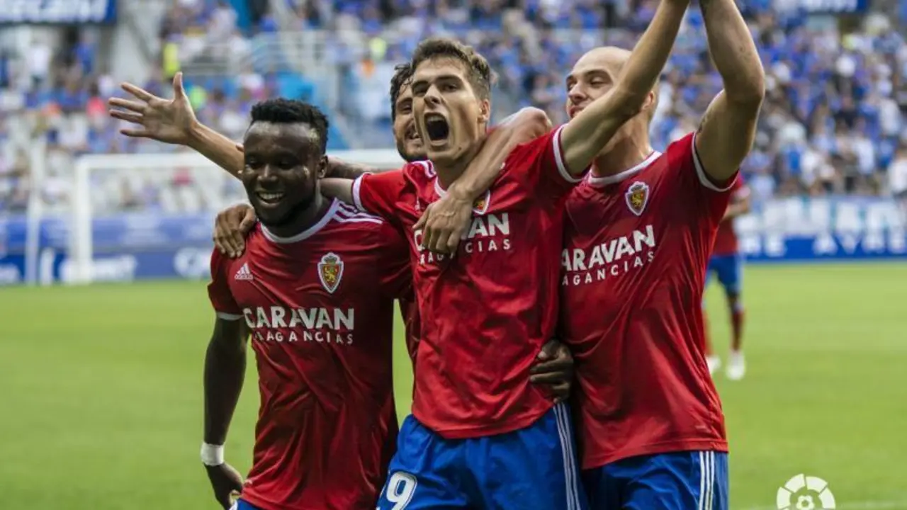 Pombo (dcha), Soro (centro) y James (izda) celebrando un gol en el Tartiere. Foto: Liga 123