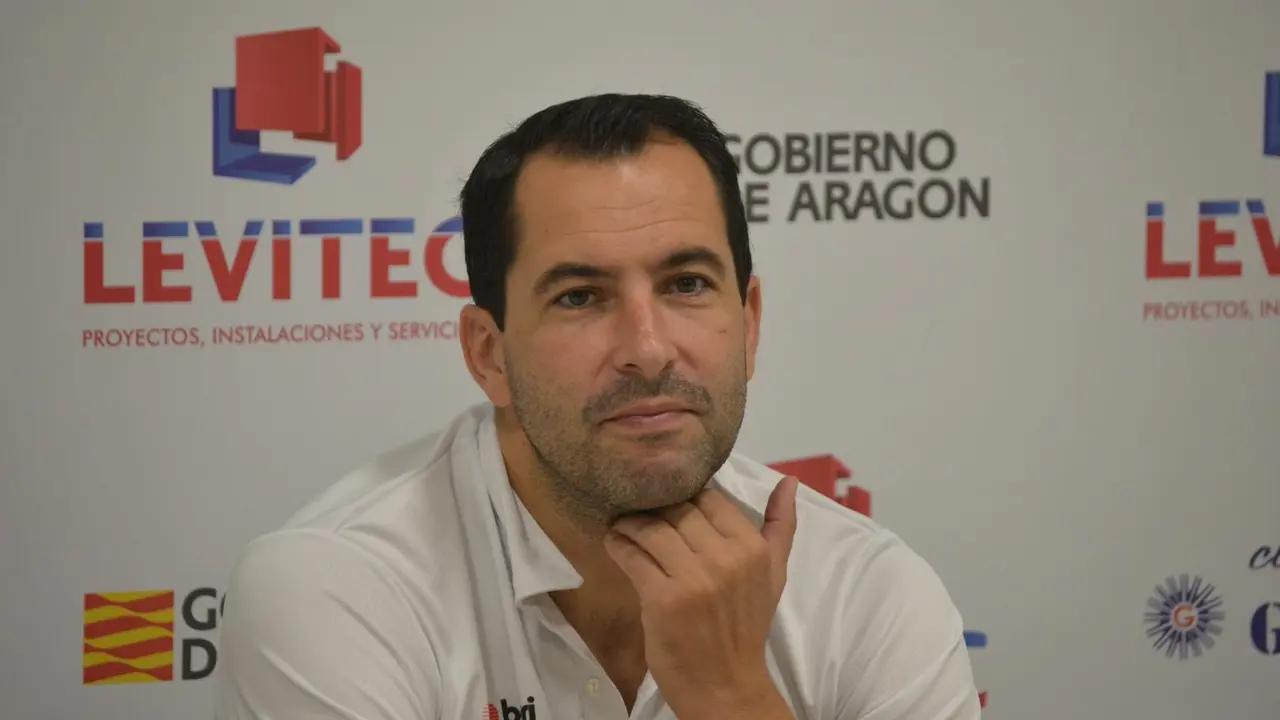 Guillermo Arenas en la rueda de prensa donde ha hablado de su equipo y del pr&oacute;ximo rival, el C&aacute;ceres. Foto: Sportaragon
