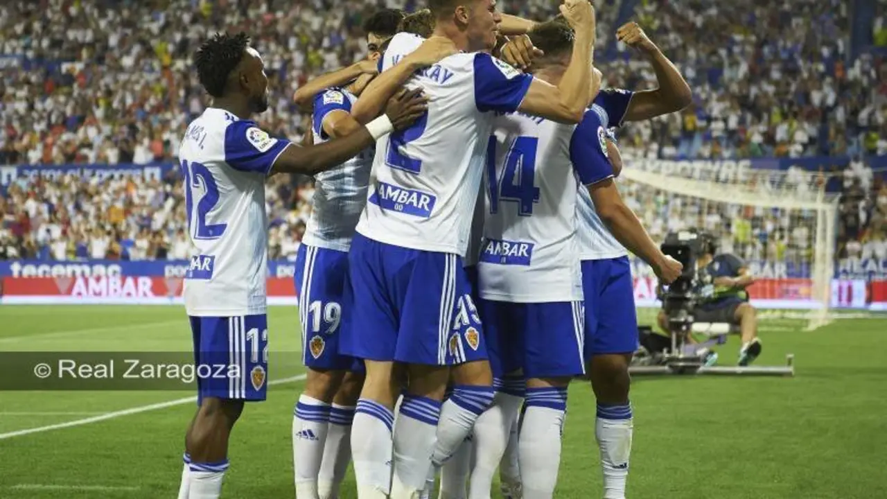El equipo del Real Zaragoza celebrando un gol. Foto: @RealZaragoza