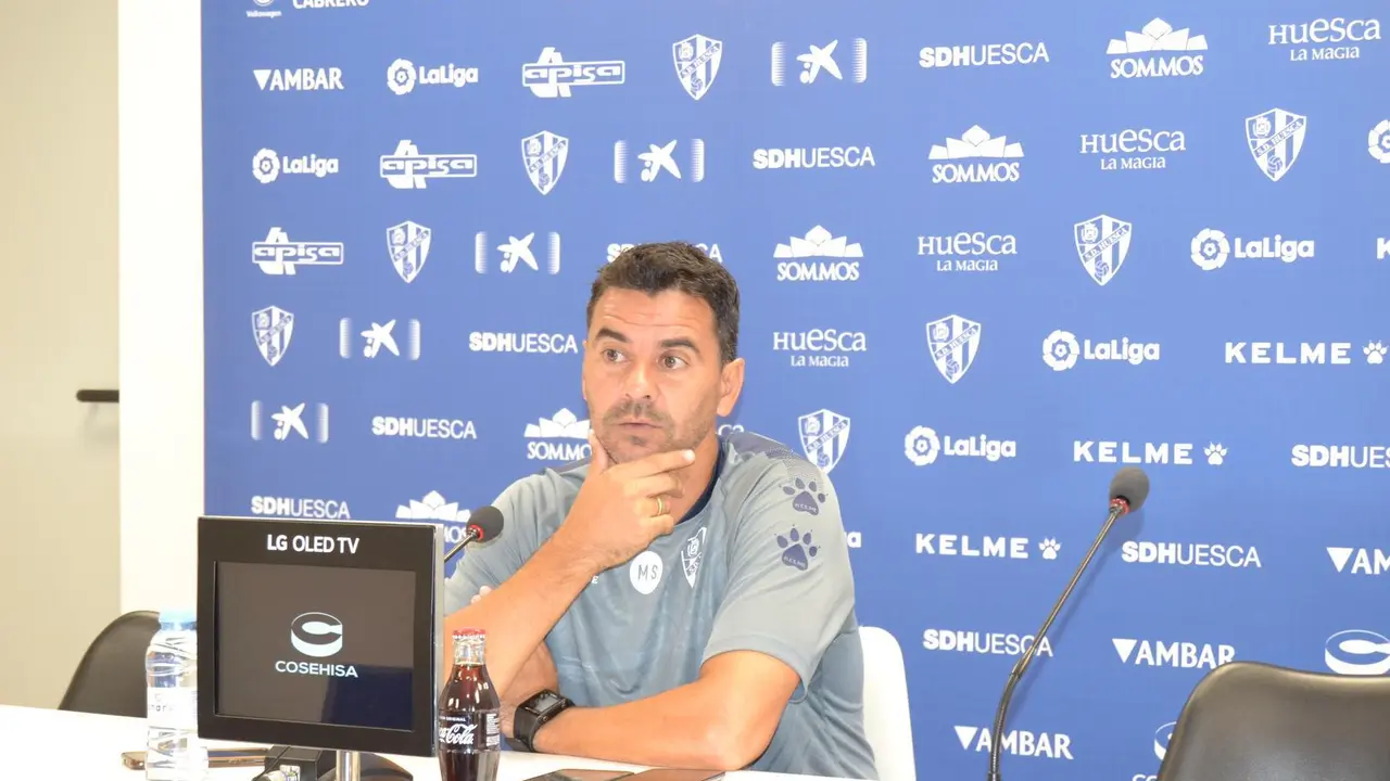 M&iacute;chel, en la imagen, en una rueda de prensa en El Alcoraz. Foto: Sportaragon