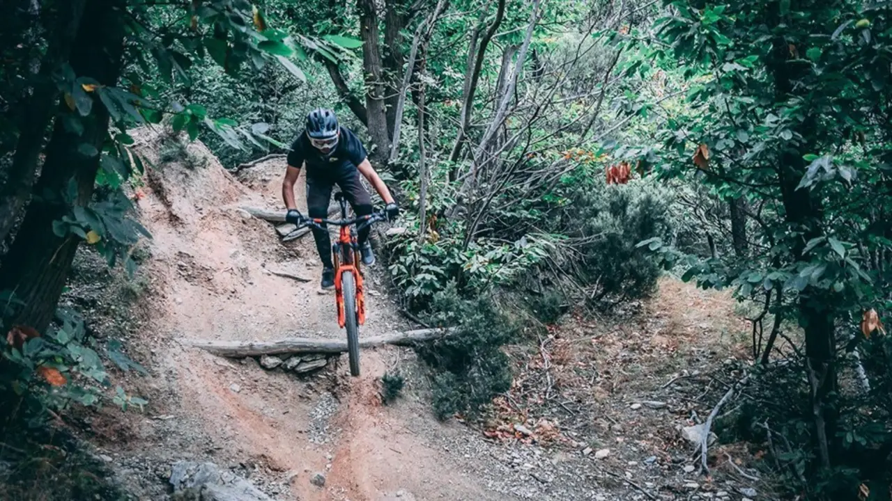 Torralba, en la imagen, por uno de los senderos del Trofeo de las Naciones. Foto: Orbea Enduro Team