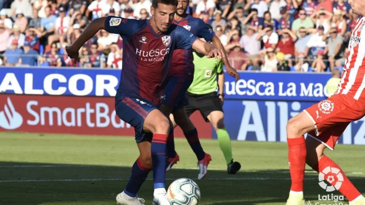 Juan Carlos conduce un bal&oacute;n en el partido frente al Girona en El Alcoraz.| Foto: LaLiga