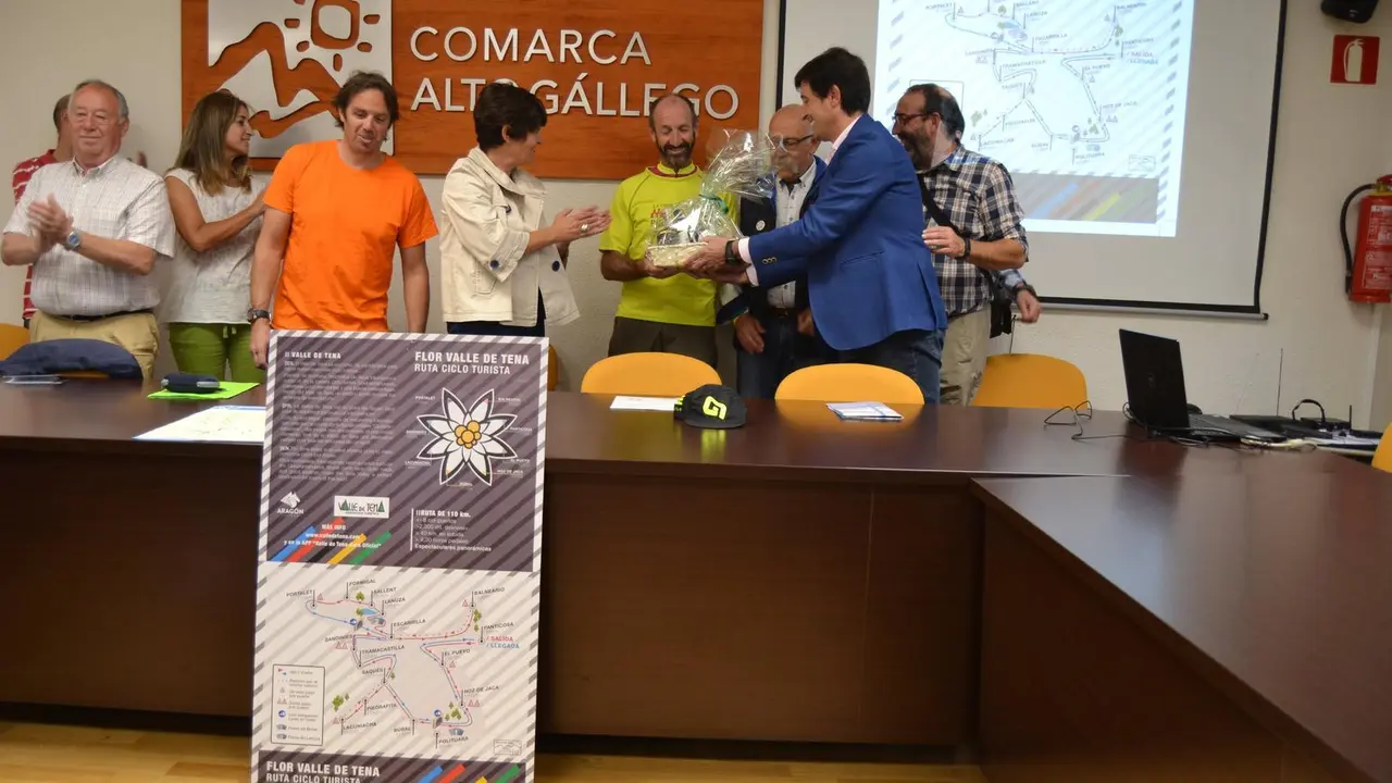 Fernadno Rasal, autor de la Flor Valle de Tena, recibe un obsequio de la Asociaci&oacute;n Tur&iacute;stica Valle de Tena, en la presentaci&oacute;n de la cicloturista. Foto: Sportaragon 