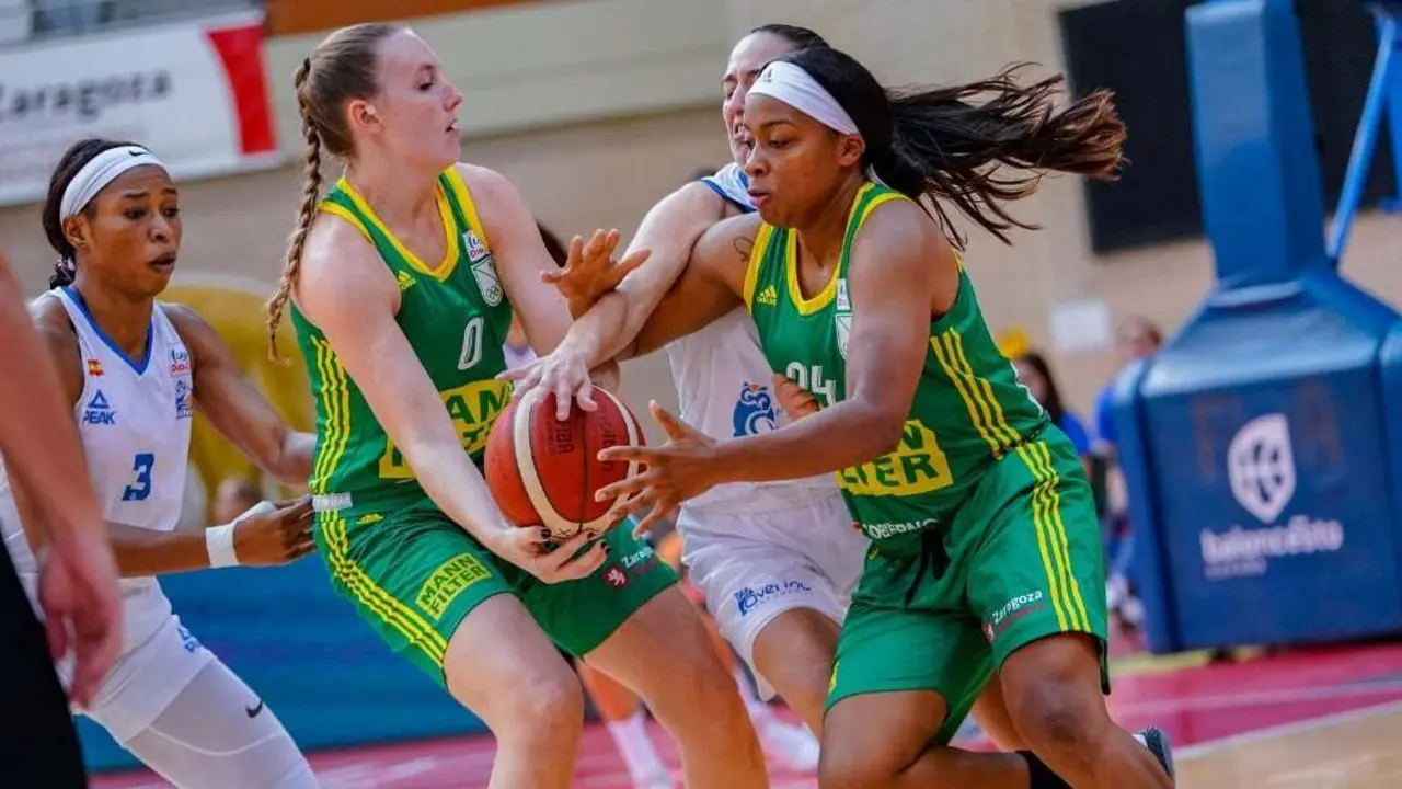Merrit Hempe y Cierra Dillard,a la derecha de la imagen, pelean un bal&oacute;n / Alberto Nevado (FEB)