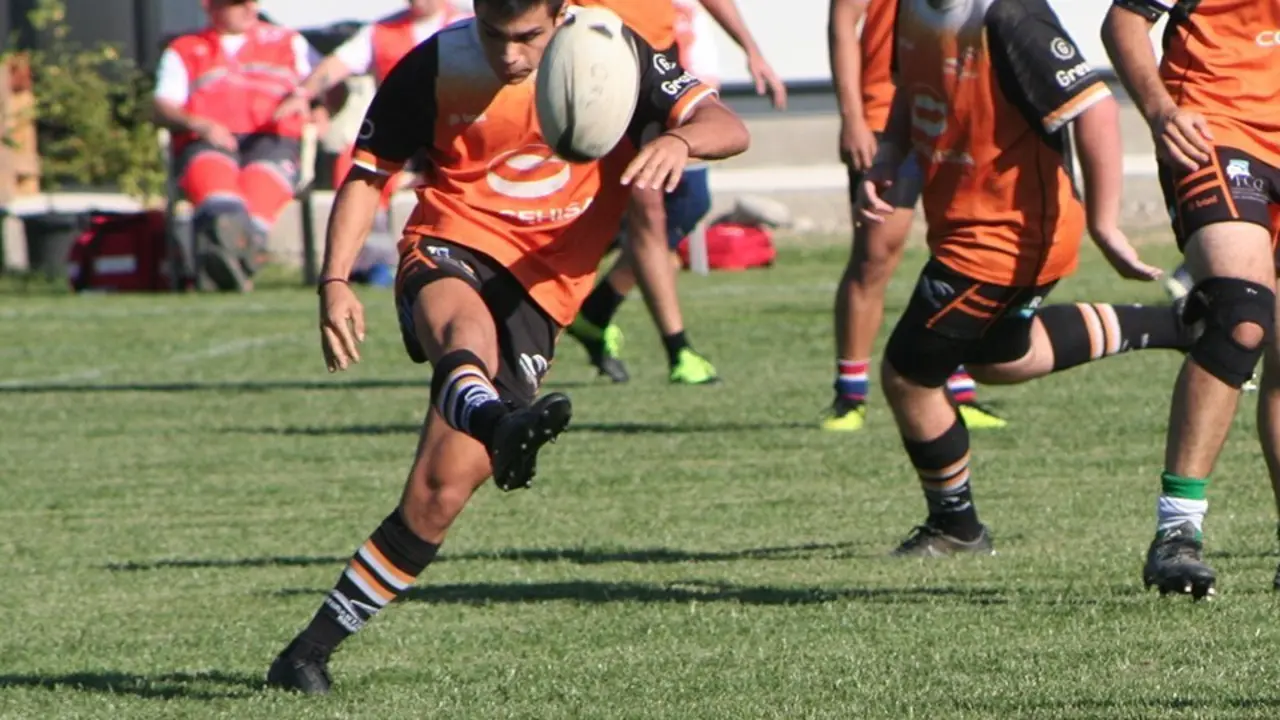 El montisonense Arnau Figueres del Quebrantahuesos lanza una patada para buscar la espalda de los jugadores del CEU. Foto: Quebrantahuesos Rugby Club