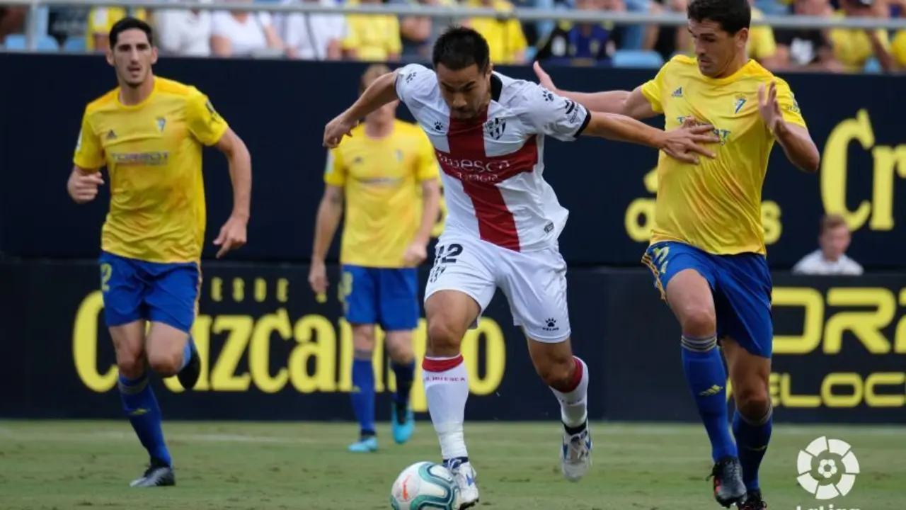 Okazaki busca irse de un rival en el C&aacute;diz - Huesca  del pasado curso | Foto: LFP