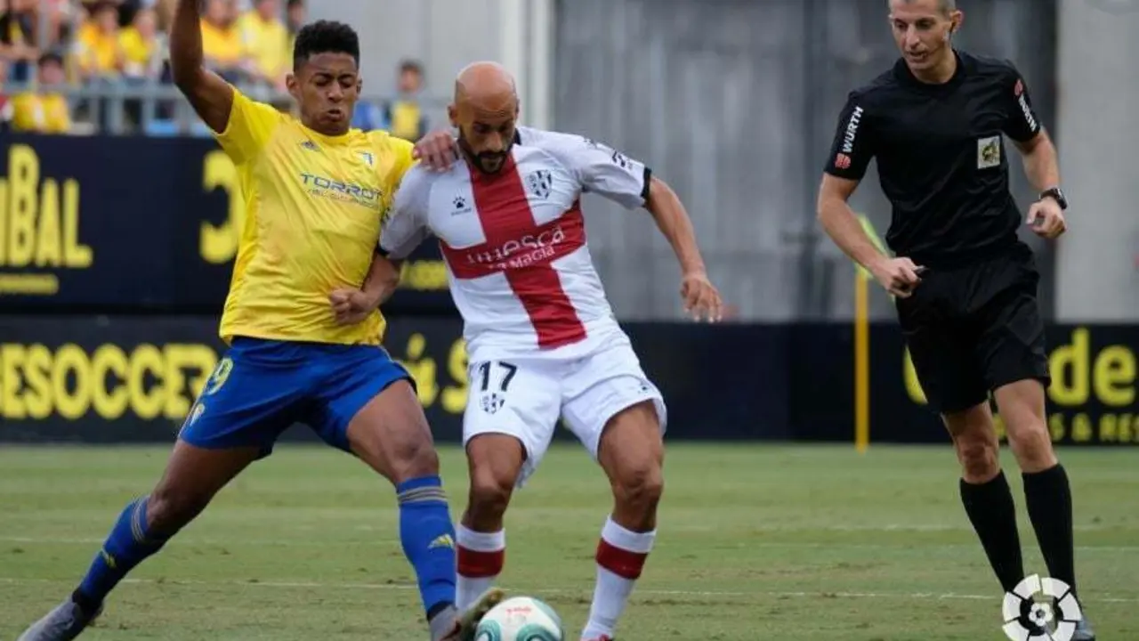 Mikel Rico disputo un bal&oacute;n con un jugador del C&aacute;diz. | Foto: LaLiga