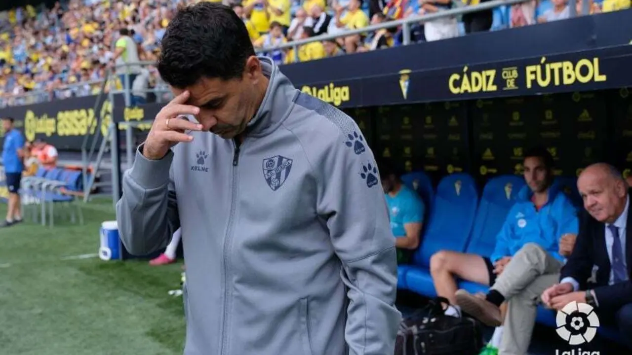 M&iacute;chel, santigu&aacute;ndose antes del C&aacute;diz - Huesca | Foto: LaLiga