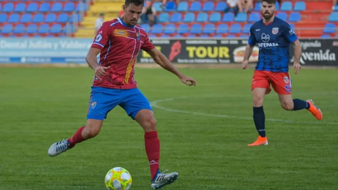 Imagen del partido que enfrent&oacute; al CD Teruel frente al Atl&eacute;tico Monz&oacute;n en Pinilla. | Foto: Pedro Sabio