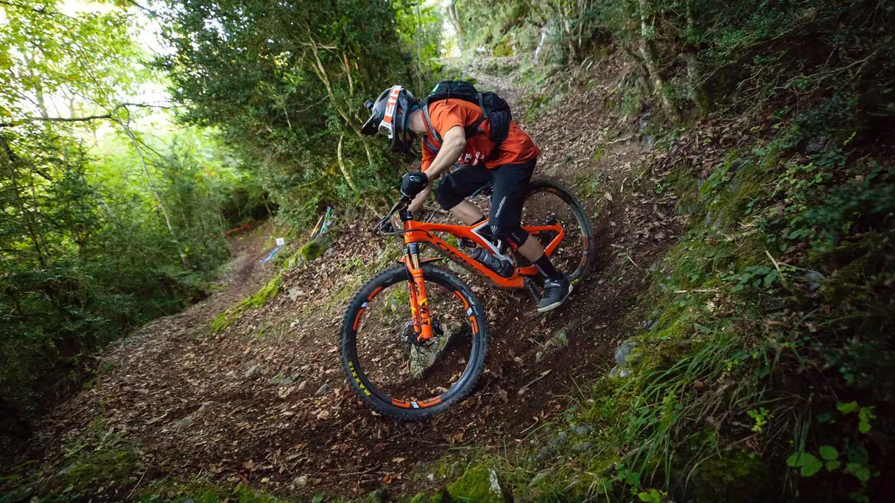 Gabi Torralba gestionando una curva en la primera etapa de la Transs-Nomad. Foto: Cedida