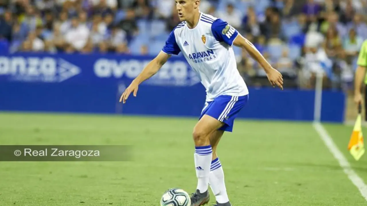Carlos Nieto conduce el esf&eacute;rico. | Foto: Real Zaragoza
