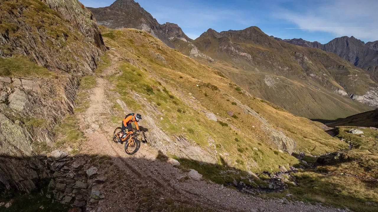 Gabi Torralba durante uno de los descensos de la segunda etapa de la Trans-Nomad. Foto: Trans-Nomad