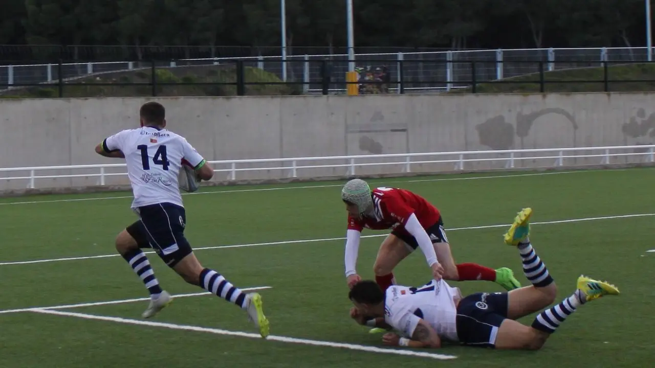 Imagen de una de las jugadas entre el Poble Nou y el USJ F&eacute;nix, con victoria para los aragoneses. Foto: