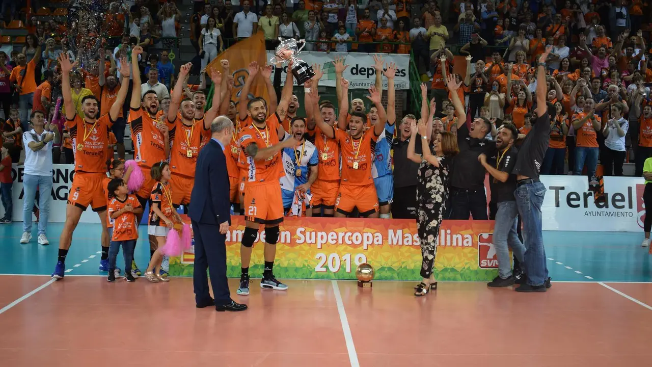 El CV Teruel levanta la Supercopa de Espa&ntilde;a 2019 | Foto: Isabel Traver