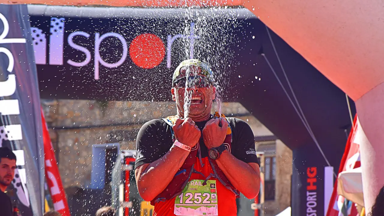 Un 'finisher' de la trail de la Ultra Trail Guara Somontano, feliz en su entrada a meta. Foto: Candela Pascual