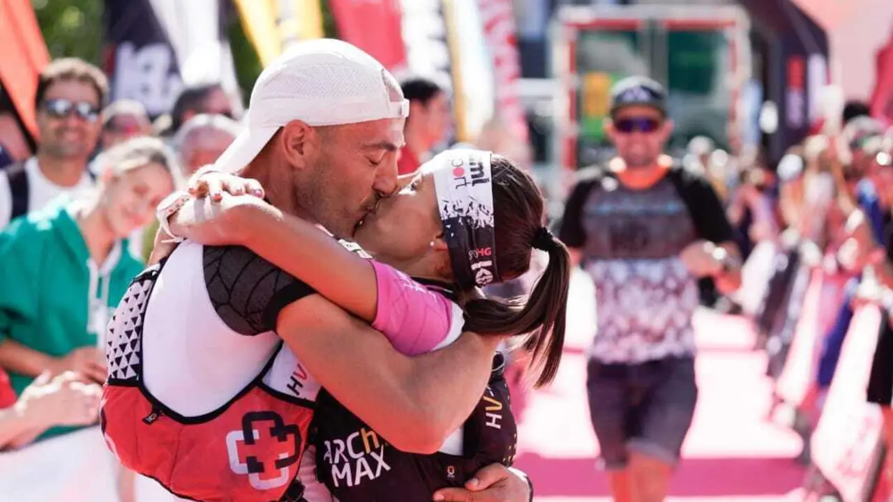 Gema Arenas y Agust&iacute;n Luj&aacute;n, ganadores de la Ultra Trail Guara Somontano, se funden un beso tras la meta. Foto: Jordi Saragossa