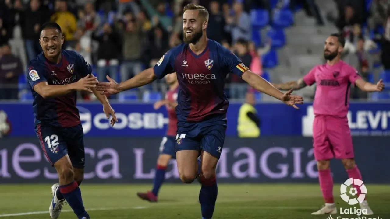 Pulido celebra el gol con el que se abri&oacute; el partido entre la SD Huesca y el M&aacute;laga CF. Foto: LFP