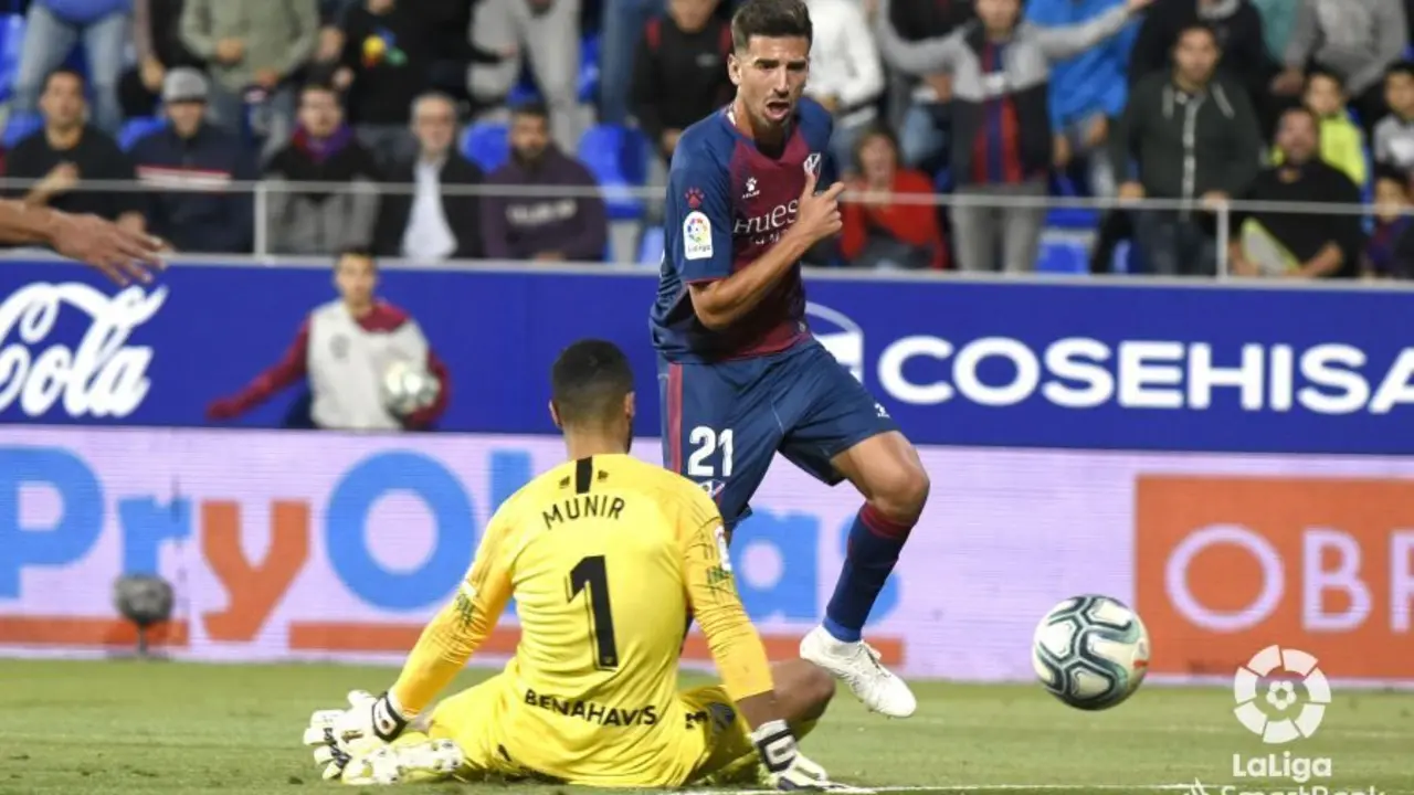 Juan Carlos Real, centrocampista del Huesca, ante Munir | Foto: LaLiga