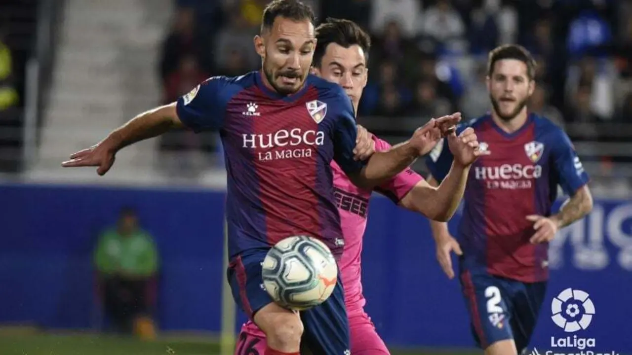 Ferreiro, en una imagen de archivo, protege el bal&oacute;n en el partido contra el M&aacute;laga. | Foto: LFP
