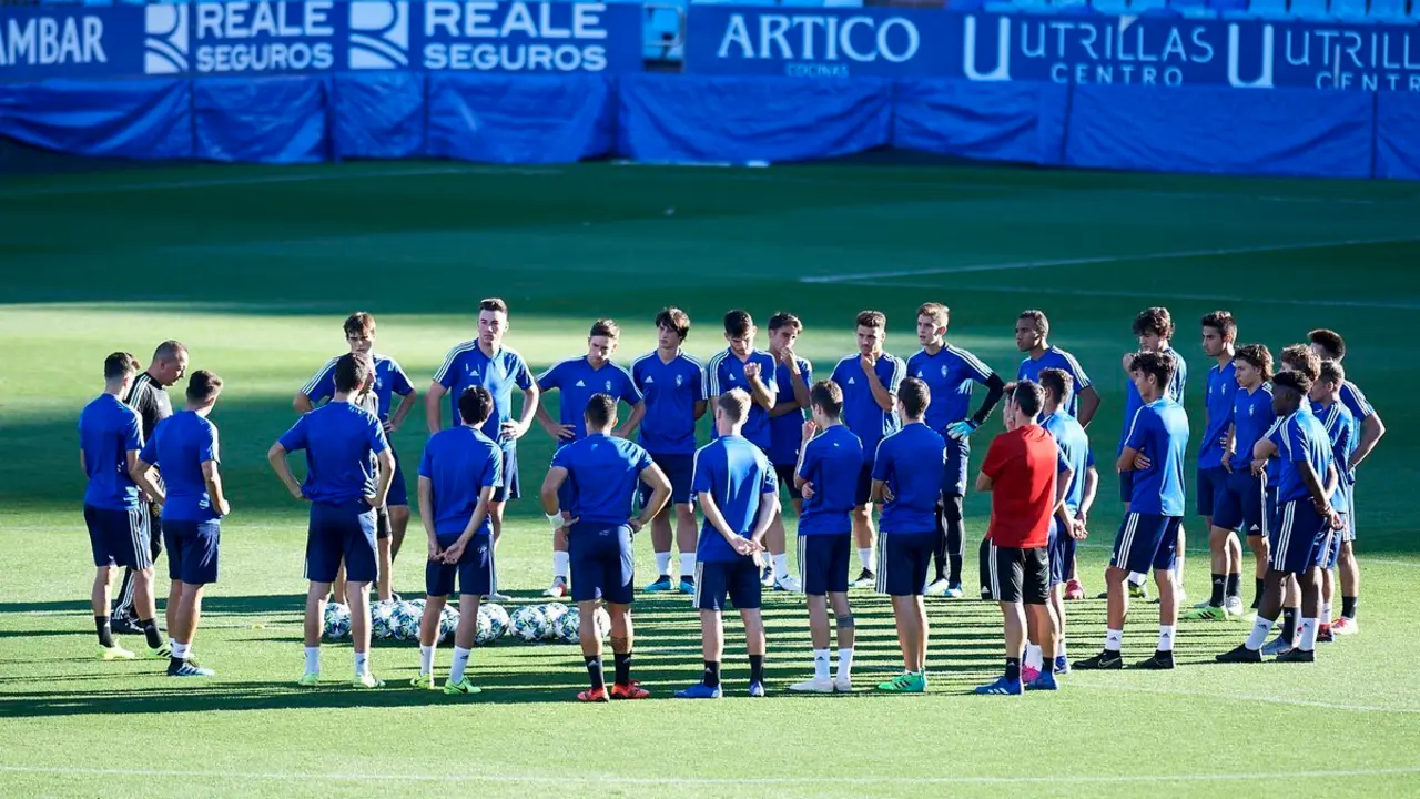 Los jugadores del DH reunidos en el centro del campo. Foto: Real Zaragoza