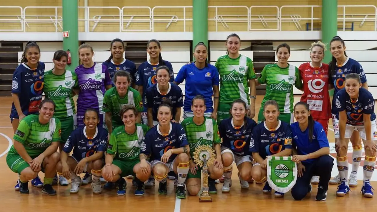 Jugadoras de ambos equipos posan para la c&aacute;mara. Foto: F.S.Z