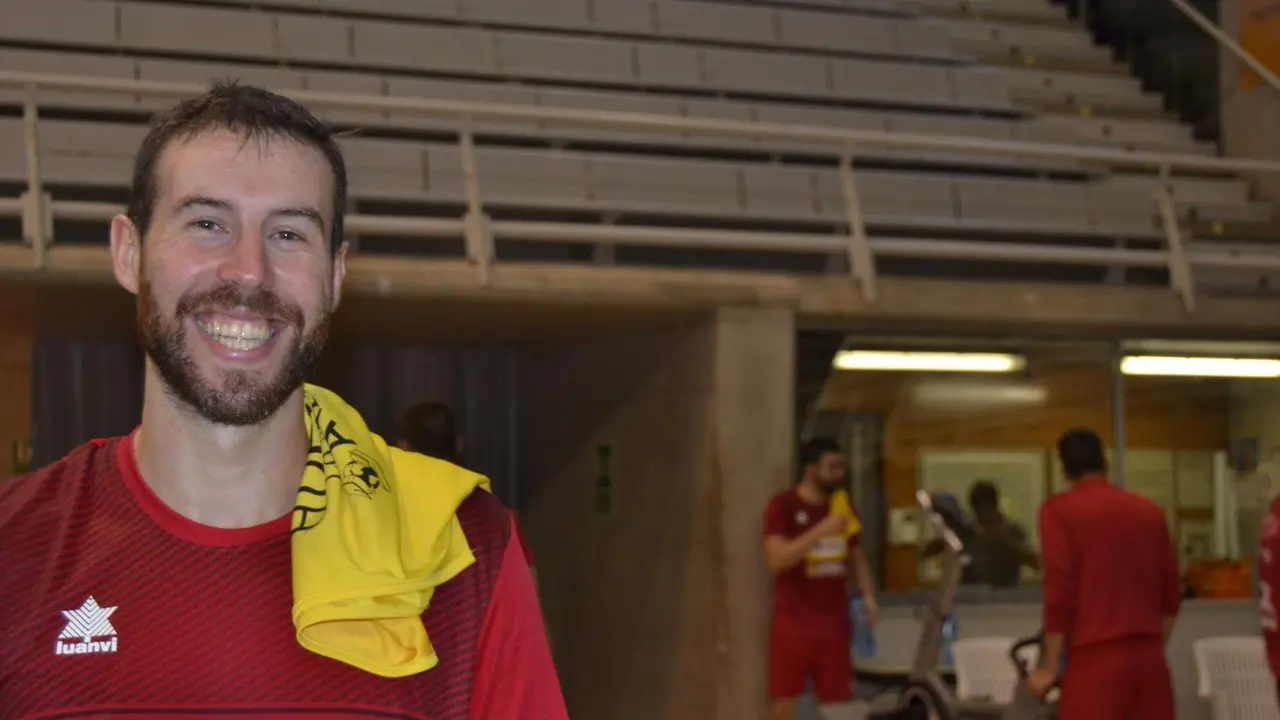 Filipe Mota sonr&iacute;e tras un entrenamiento del Bada Huesca. Foto: Sportaragon