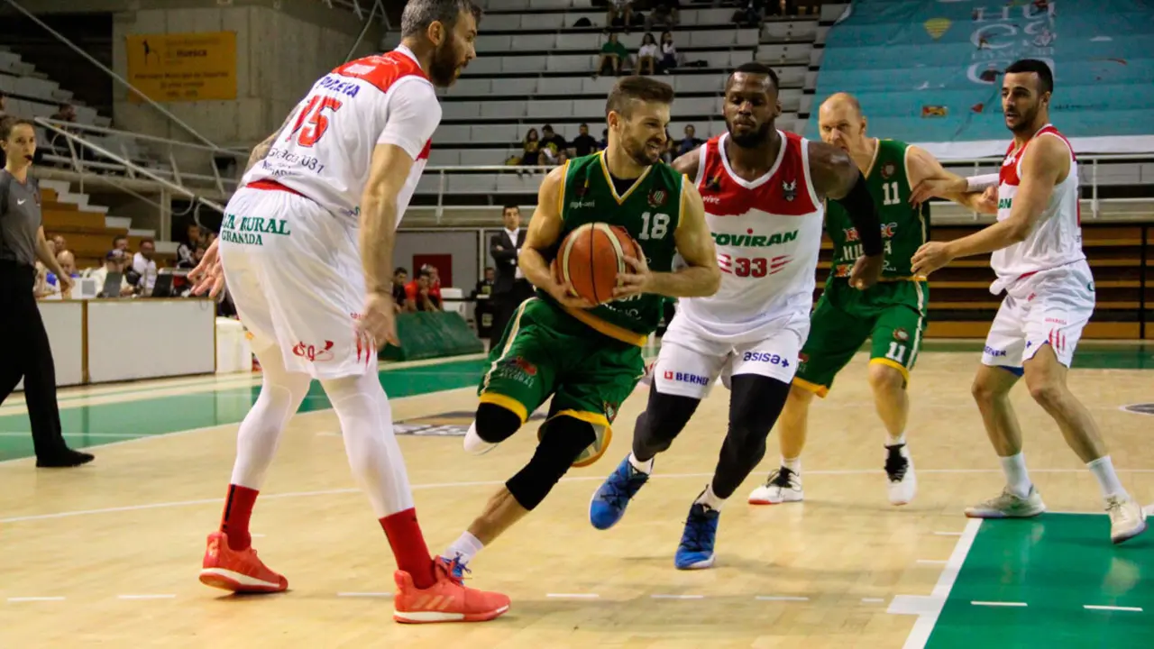 Berni Garc&iacute;a penetra a canasta entre una mara&ntilde;a de jugadores de Granada en el &uacute;ltimo partido disputado | Foto: CBPHuesca