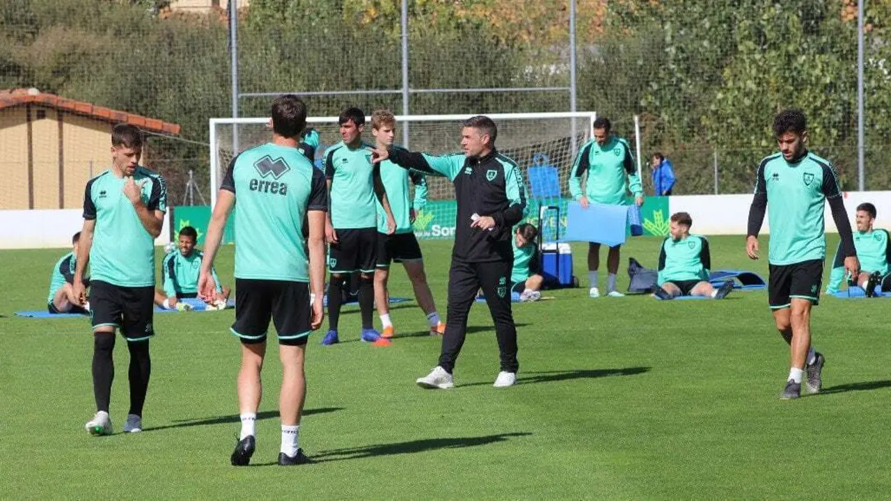 Carri&oacute;n dirige una sesi&oacute;n de entrenamiento. Foto: CD Numancia