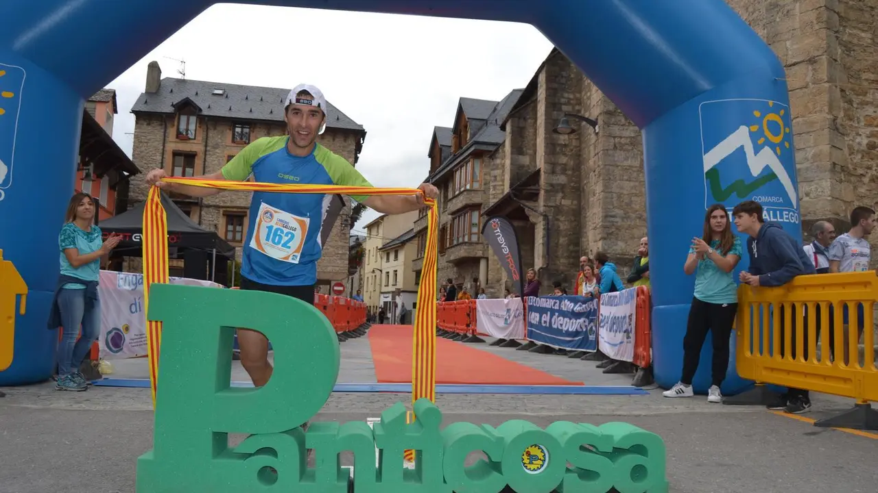 Kiko Navarro, en la imagen, ganador absoluto de la cuarta edici&oacute;n de la trail CxM Panticosa. Foto: Sportaragon