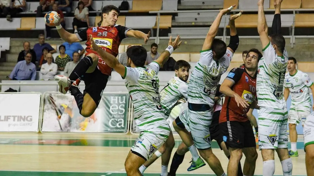 El central del Bada Huesca Sergio P&eacute;rez se eleva sobre la defensa del Anaitasuna para lanzar a porter&iacute;a. Foto: C.Pascual