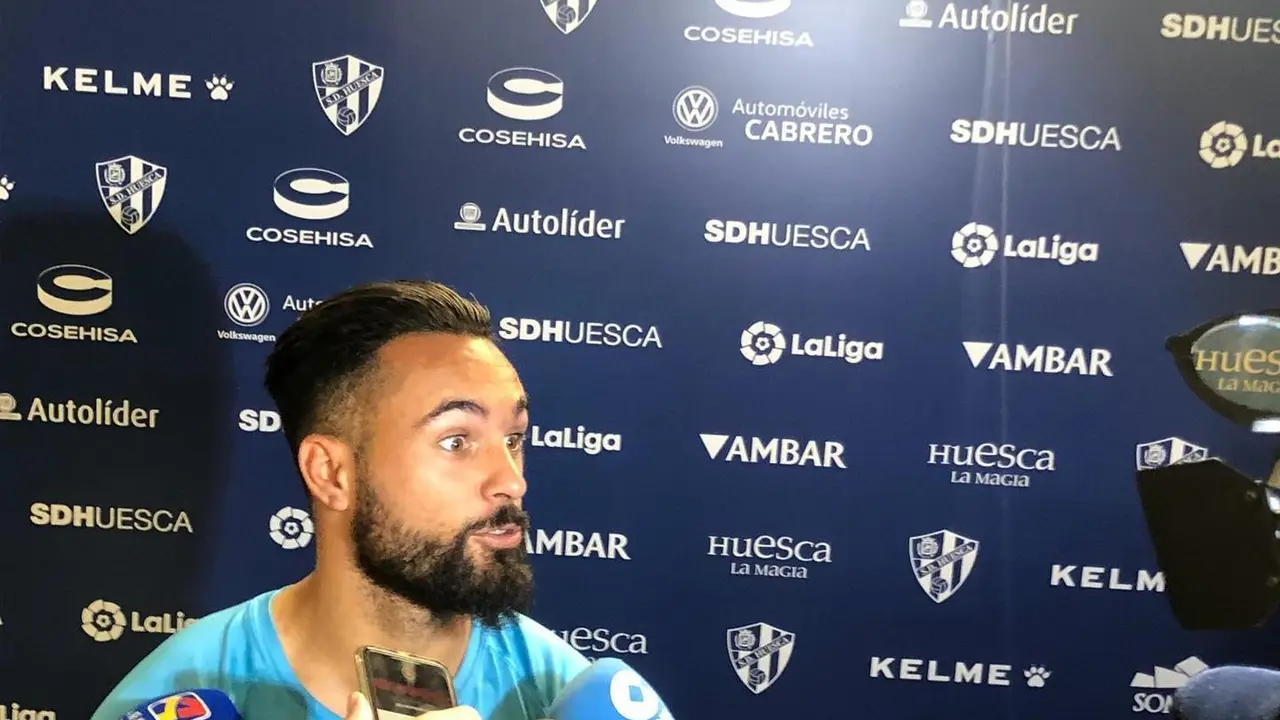 Ivi, en la imagen, atiende a los medios tras el partido contra el Racing.