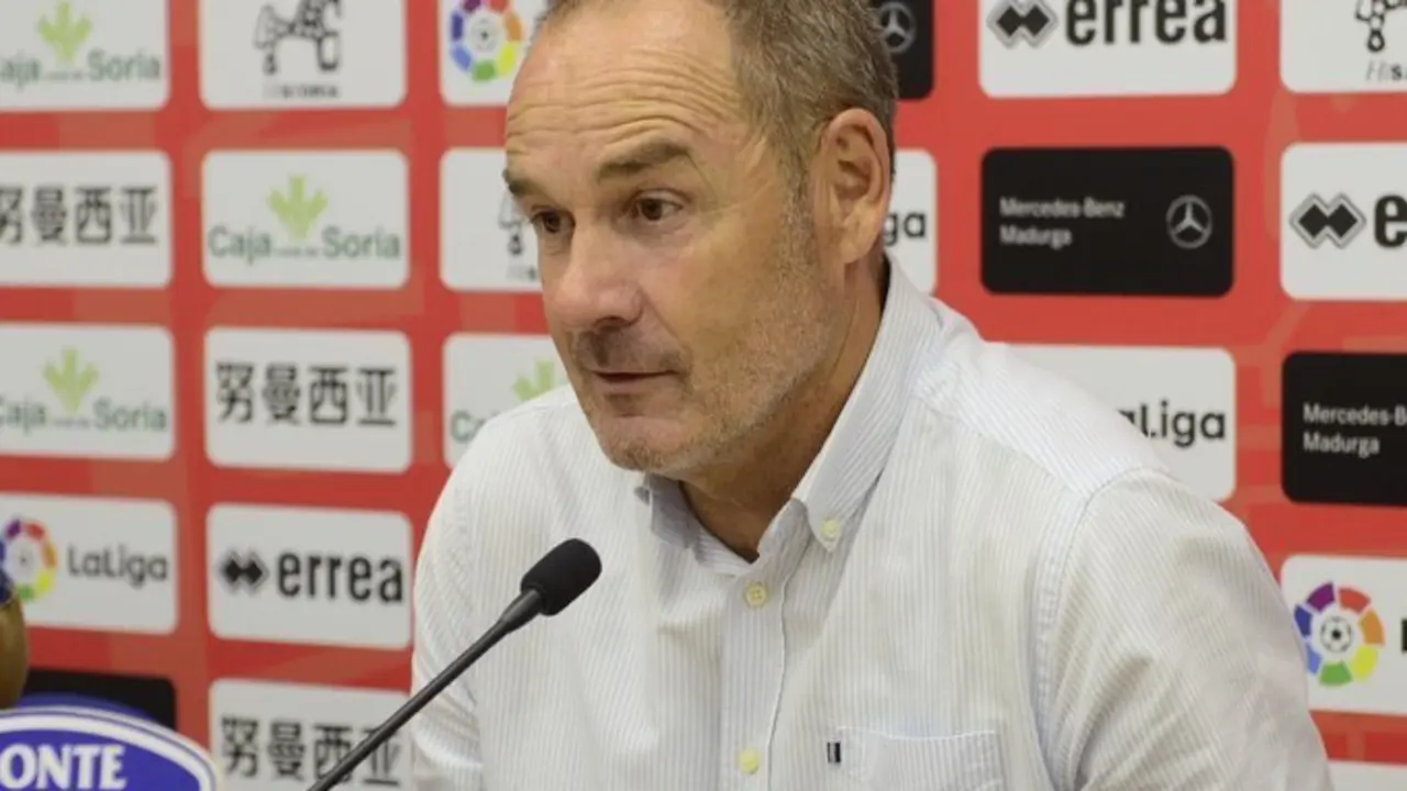 V&iacute;ctor Fern&aacute;ndez en rueda de prensa. Foto: Real Zaragoza