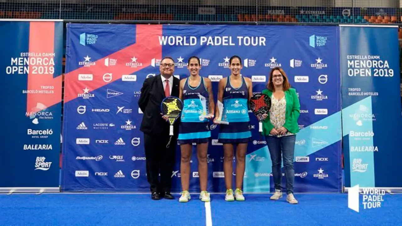 Mapi y Majo S&aacute;nchez Alayeto, junto a sus trofeos. Foto: World P&aacute;del Tour