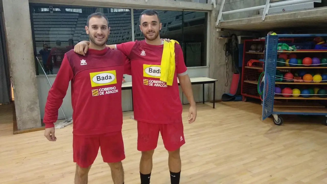 Oier Garc&iacute;a y Asier Nieto posan antes de ver el v&iacute;deo de c&oacute;mo juega el Bidasoa, rival este mi&ntilde;&eacute;rcoles del Bada Huesca. Foto: Sportaragon