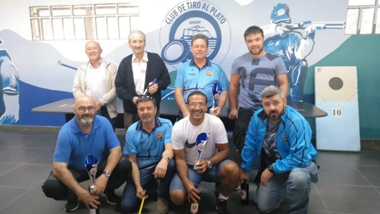 Gaadores y participantes del social de aire comprimido disputado en el CT Monz&oacute;n. Foto: CT Monz&oacute;n