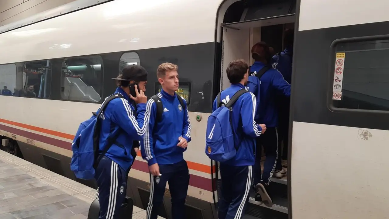 El Real Zaragoza toma su tren rumbo a Madrid con m&aacute;s de una hora de retraso. Foto: Real Zaragoza