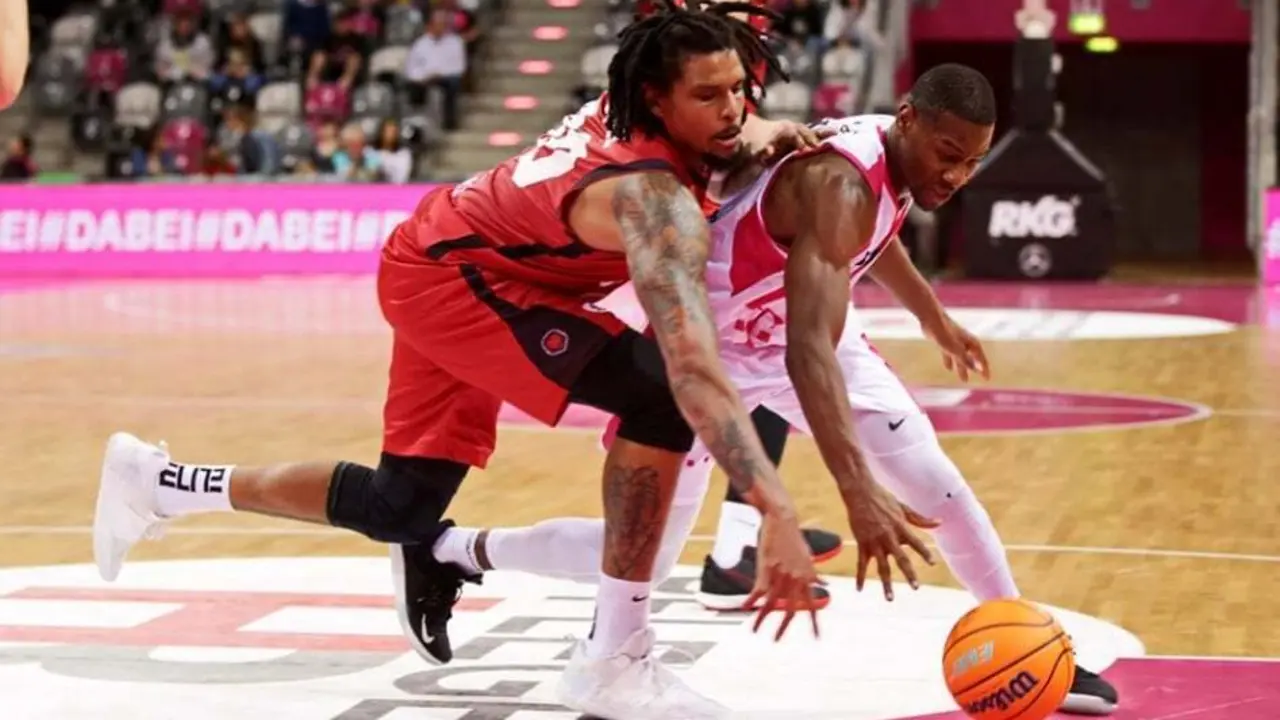Javier Justiz disputa un bal&oacute;n ante Bartolo. Foto: FIBA