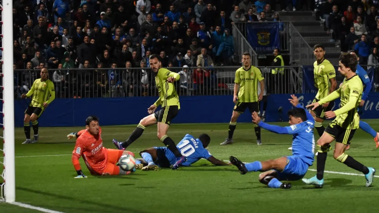 El Fuenlabrada ataca la porter&iacute;a de Cristian. Foto: UD Fuenlabrada