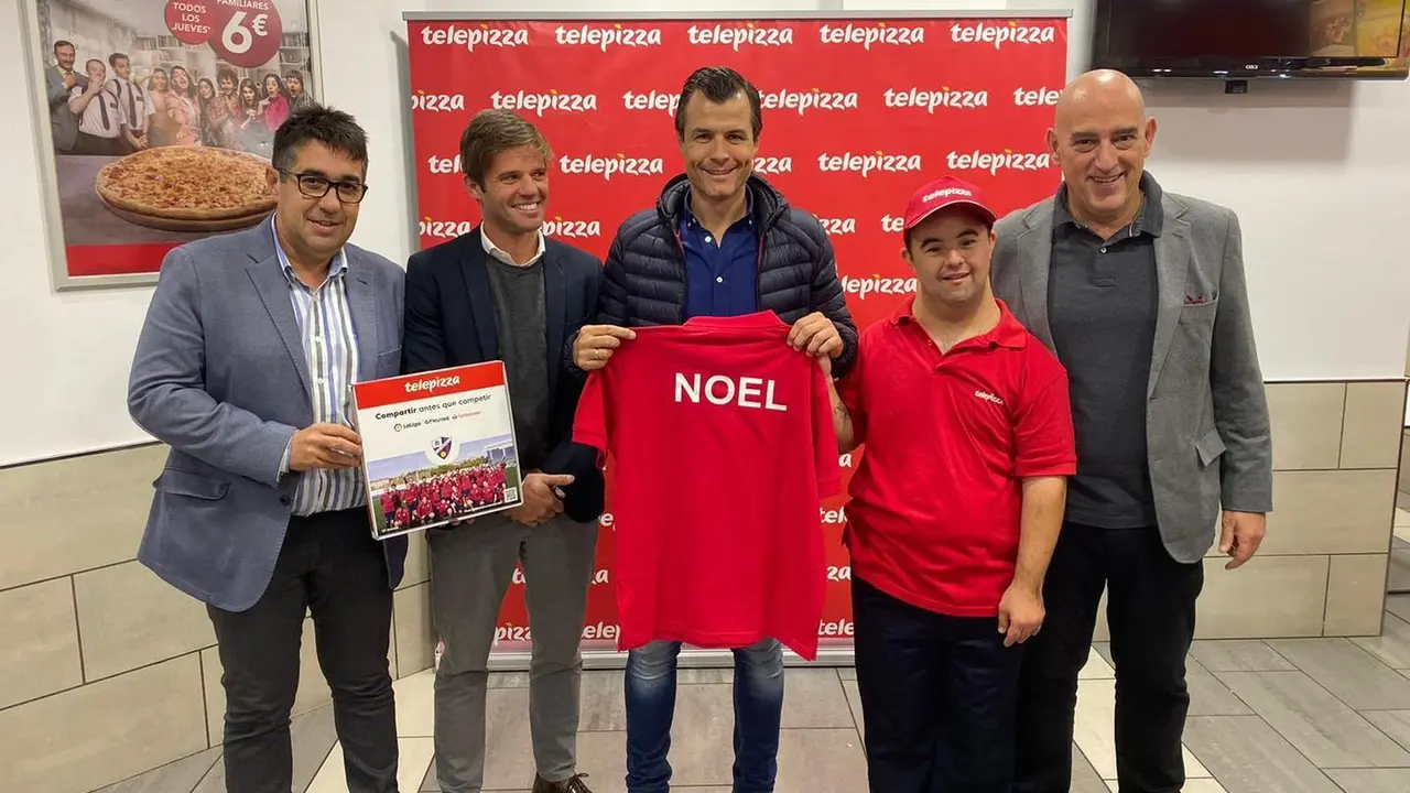 De izquierda a derecha  Javier Cruz, director de la Fundaci&oacute;n Alcoraz; Agust&iacute;n Pueyo, consejero de la SD Huesca; Juanjo Camacho, director de proyectos de la Fundaci&oacute;n Alcoraz; 
Noel, jugador Genuine SD Huesca y  Miguel Justrib&oacute;, EVP de Comunicaci&oacute;n y RSC de Grupo Telepizza. Foto: Cedida