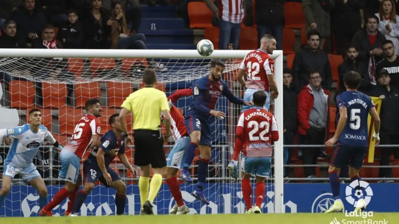 Josu&eacute; despeja un bal&oacute;n a&eacute;reo en la derrota del Huesca en Lugo. | Foto: LFP