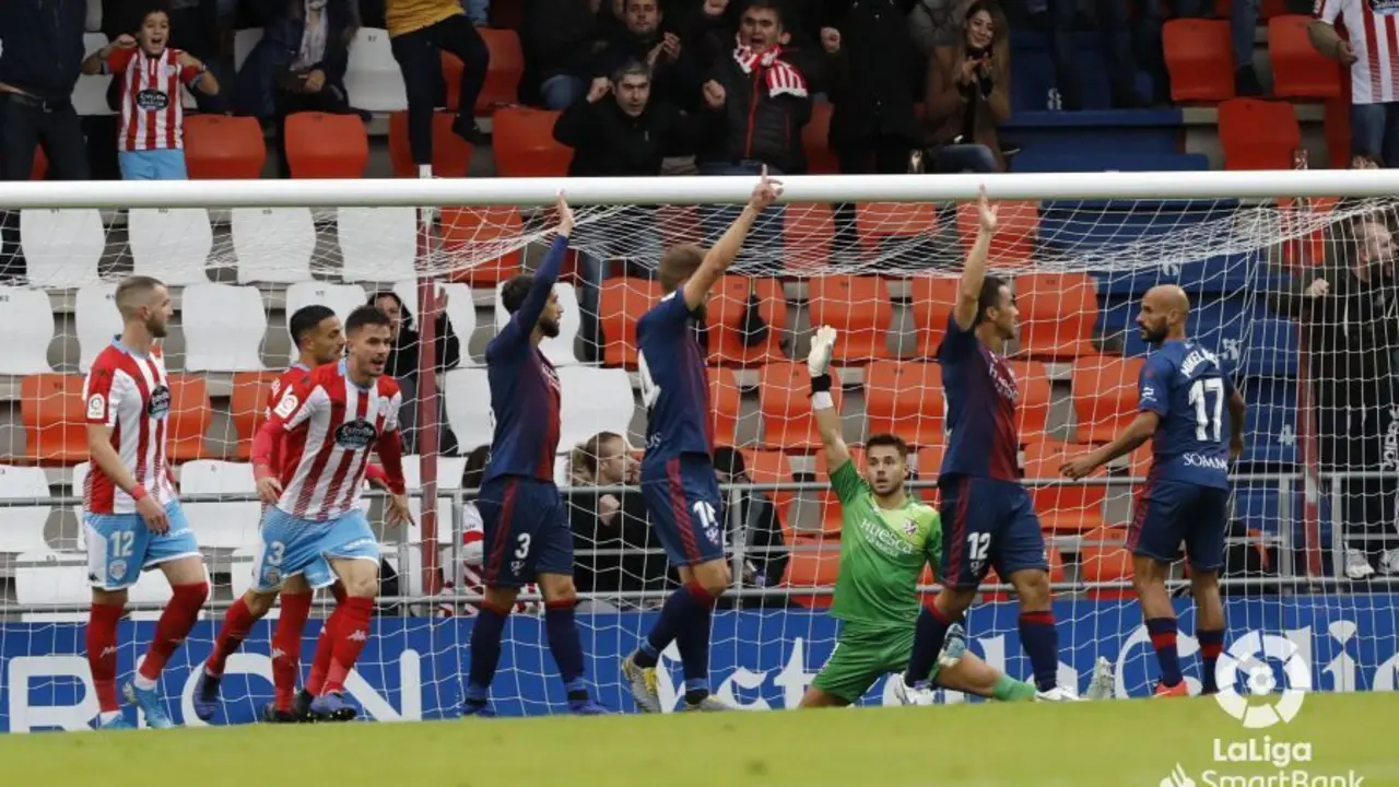 Los jugadores de la SD Huesca reclaman fuera de juego. | Foto: LaLiga
