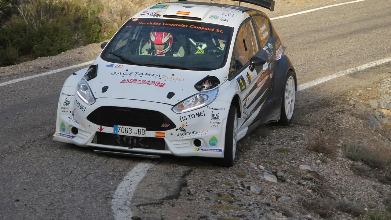 Comapir&eacute;  y Carrasco gestionan una curva a izquieras en el Rallysprint de Tabuenca que han ganado de forma clara. Foto: FADA 